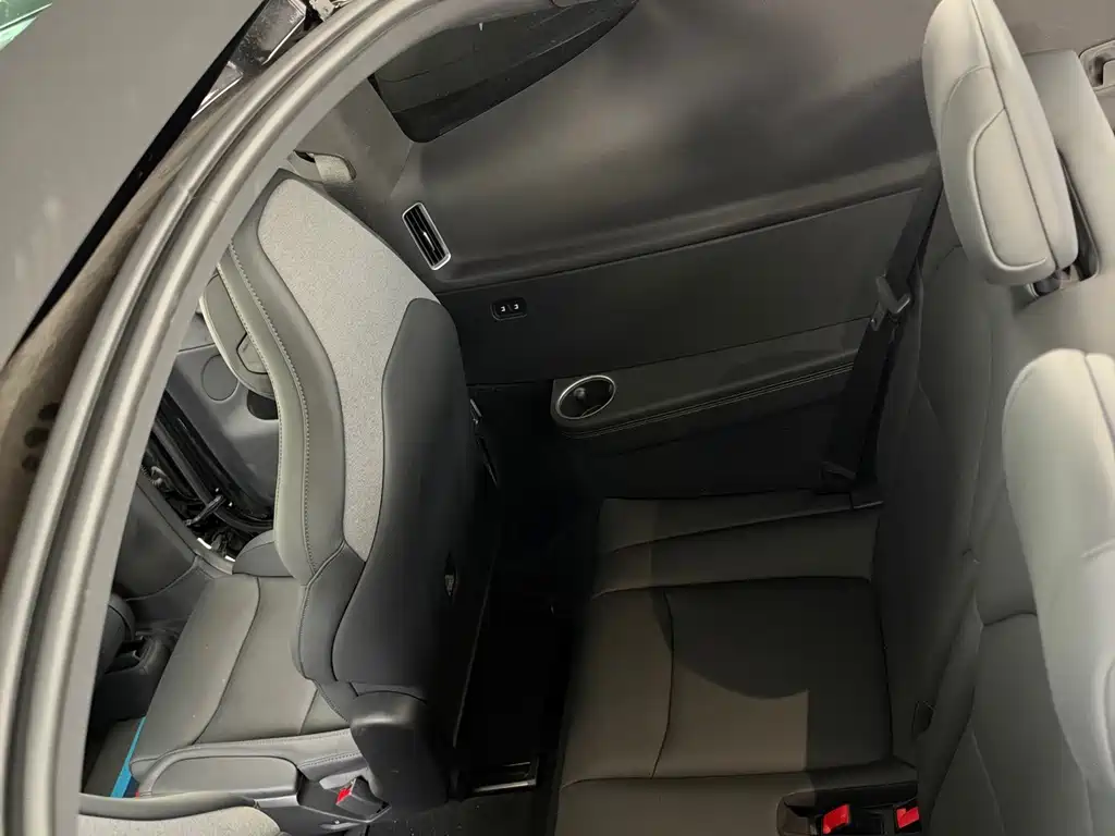 Tesla Model Y L — миниатюра 8