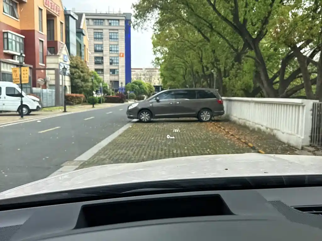Bentley Bentayga PHEV — миниатюра 16
