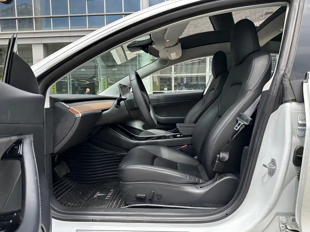 Tesla Model 3 — миниатюра 16