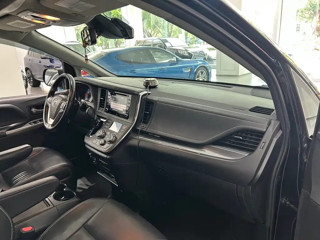 Toyota Sienna — миниатюра 9