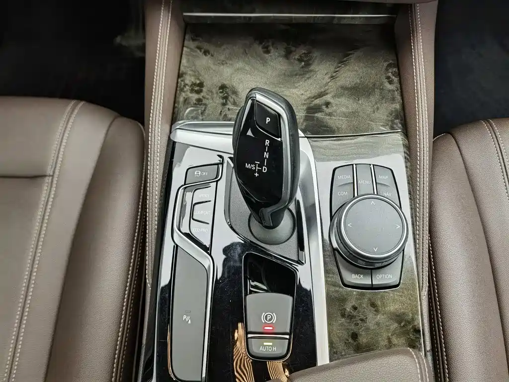 BMW 5 Series — миниатюра 13
