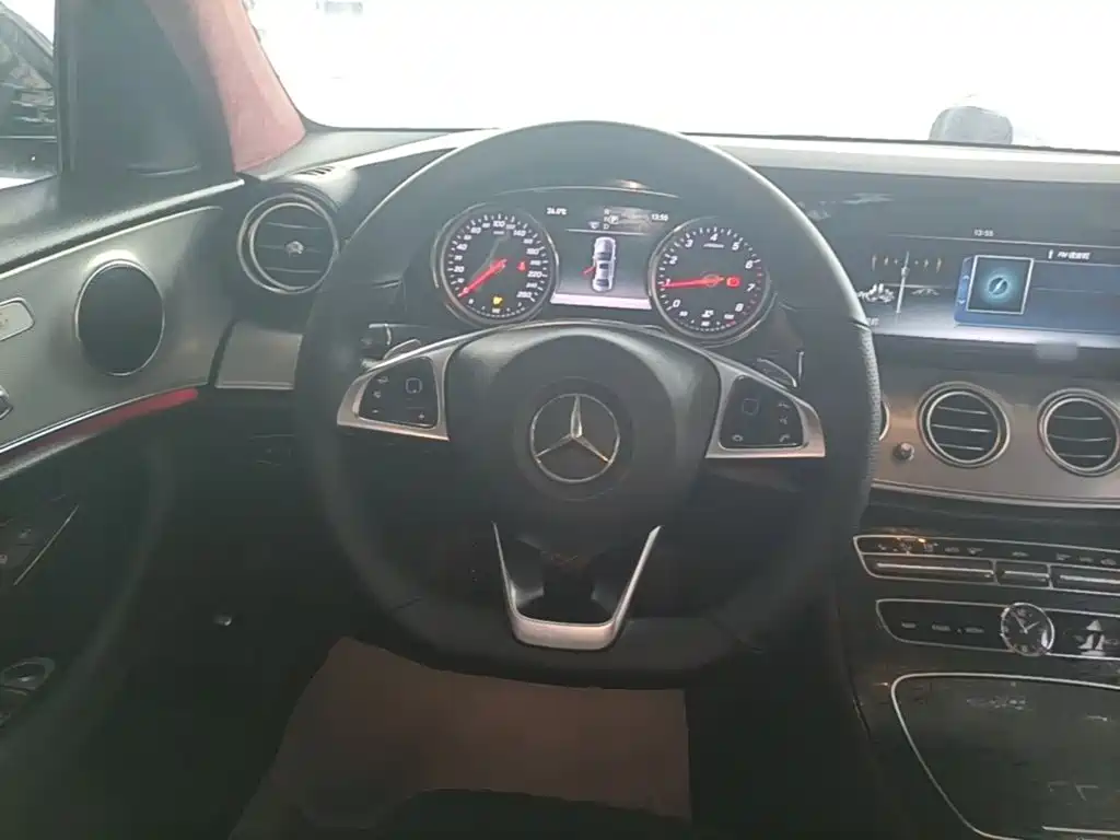Mercedes-Benz E-Class — миниатюра 11