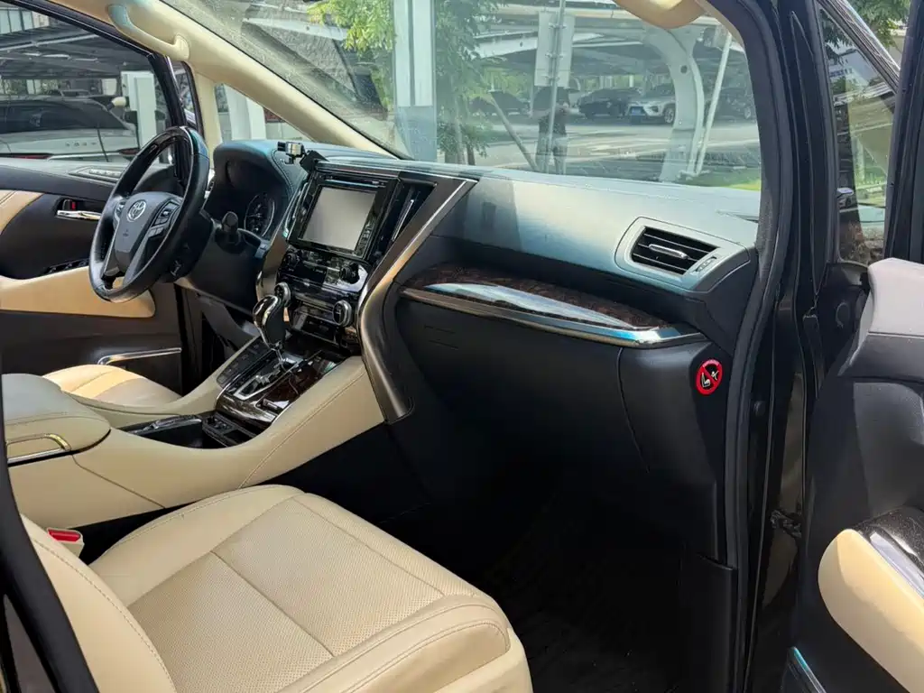 Toyota Alphard — миниатюра 13
