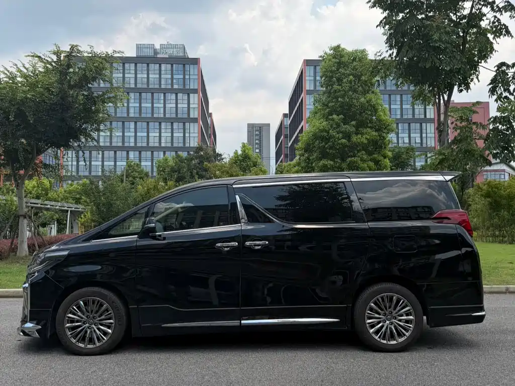 Toyota Alphard — миниатюра 8