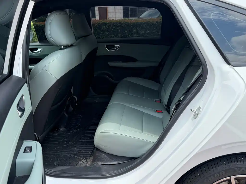 Roewe Young Wai D6 — миниатюра 4