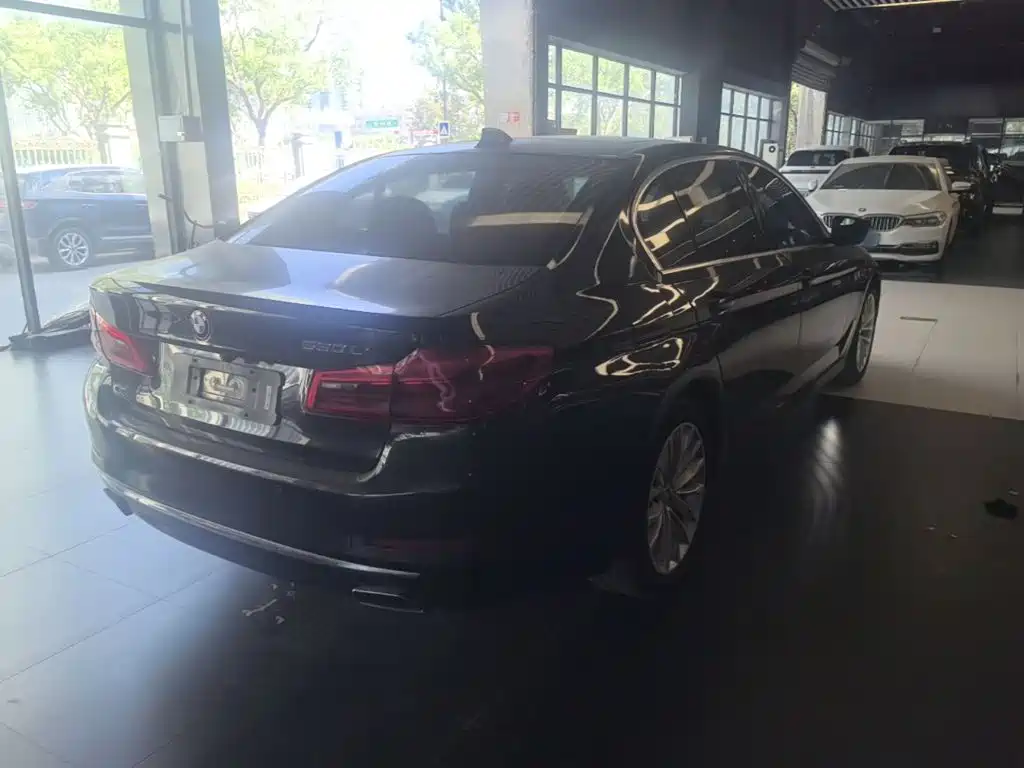 BMW 5 Series — миниатюра 7