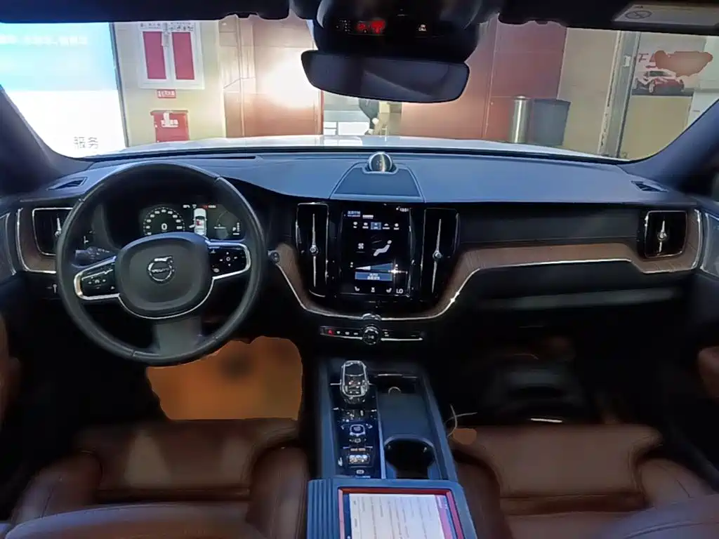 Volvo XC60 PHEV — миниатюра 10