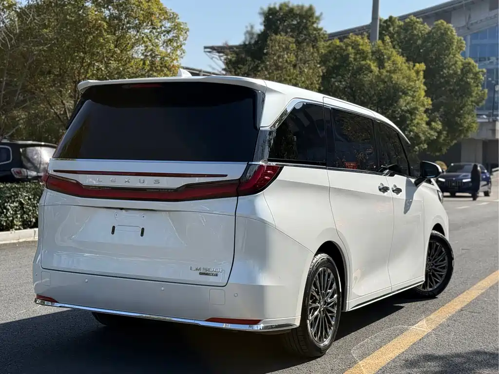 LEXUS LM