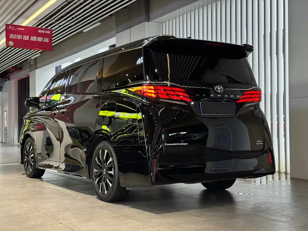 Toyota Alphard — миниатюра 4