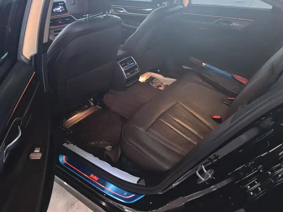 BMW 7 Series — миниатюра 11