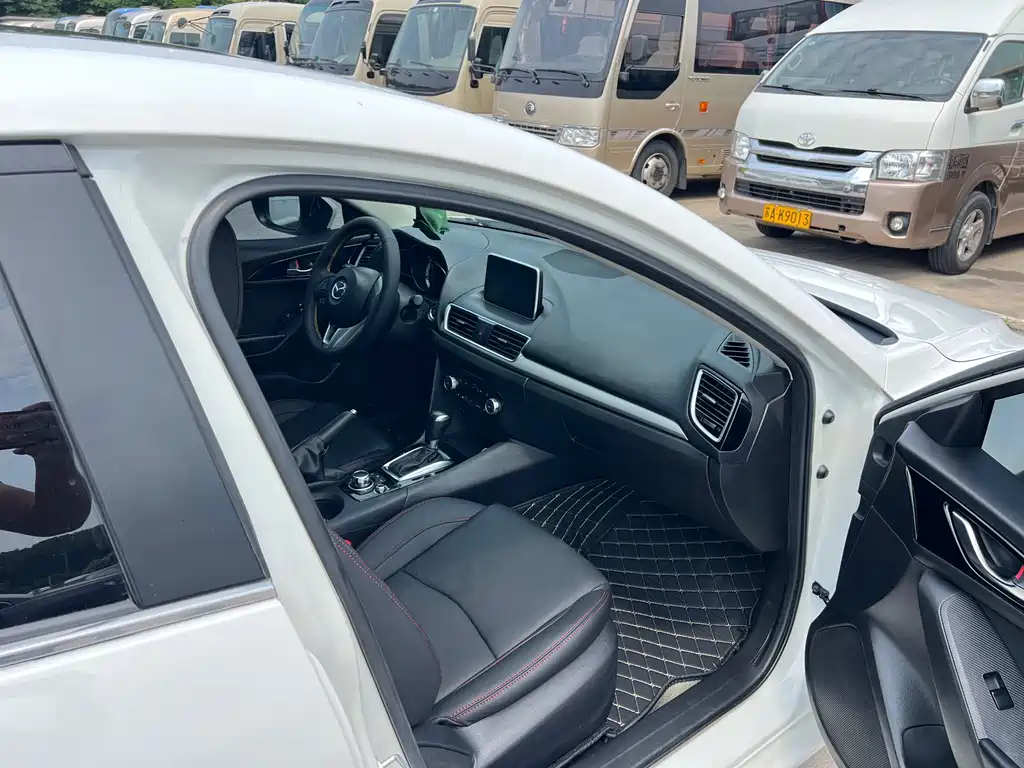 Mazda 3 Axela Sedan 1.5L Auto Luxury Type, фото 17