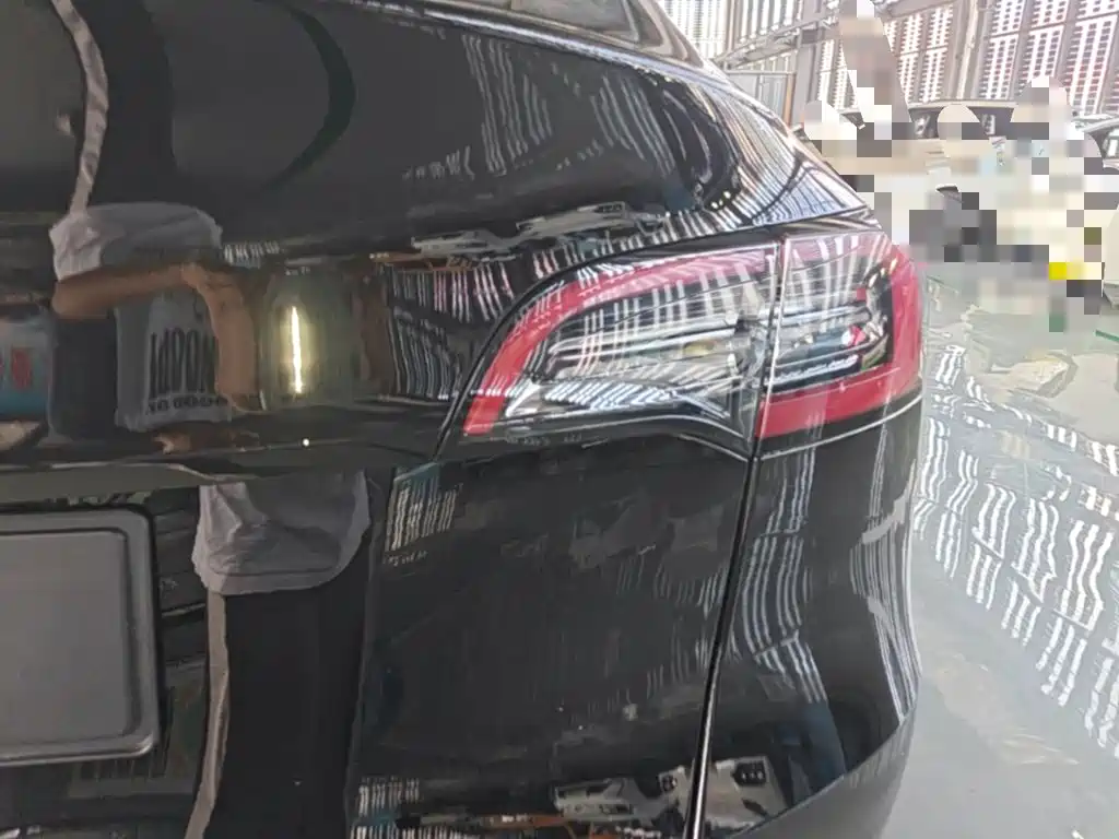 Tesla Model Y — миниатюра 8