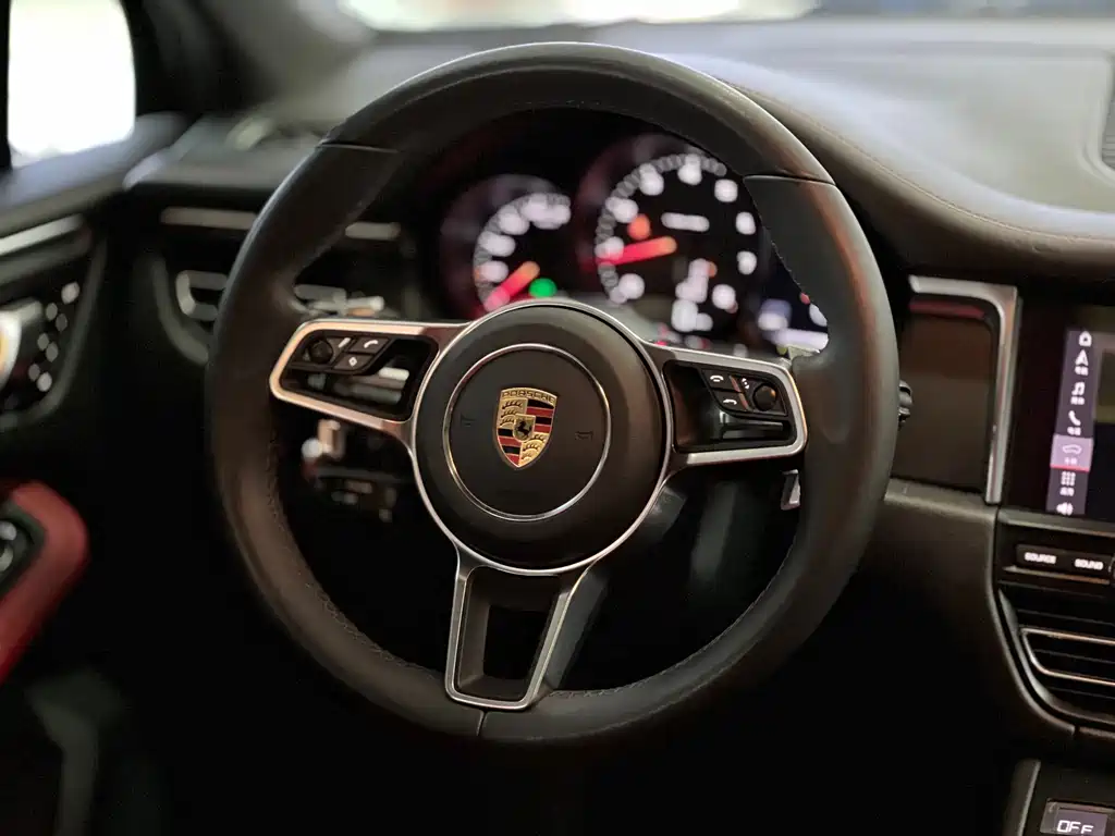 PORSCHE MACAN