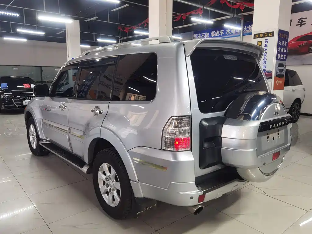 Mitsubishi V93 2011 3.0L AT