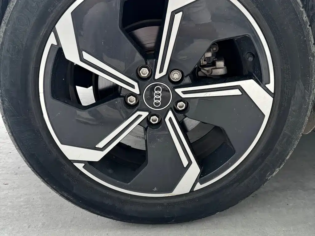 Audi Q2L e-tron — миниатюра 13