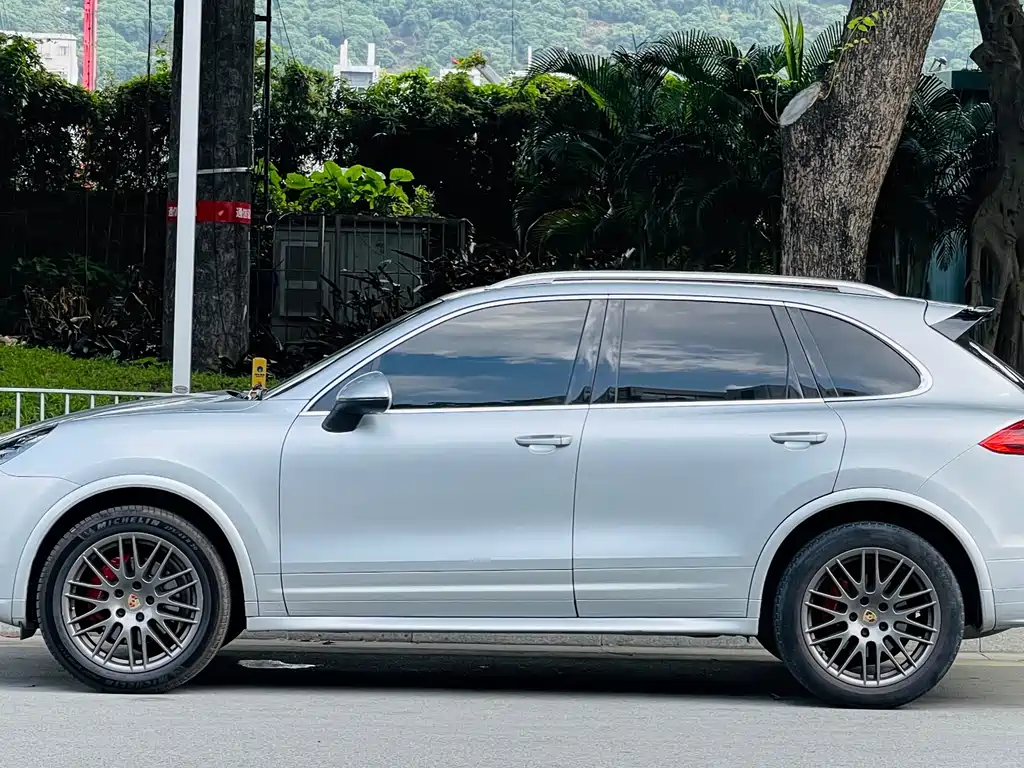 Porsche Cayenne — миниатюра 7