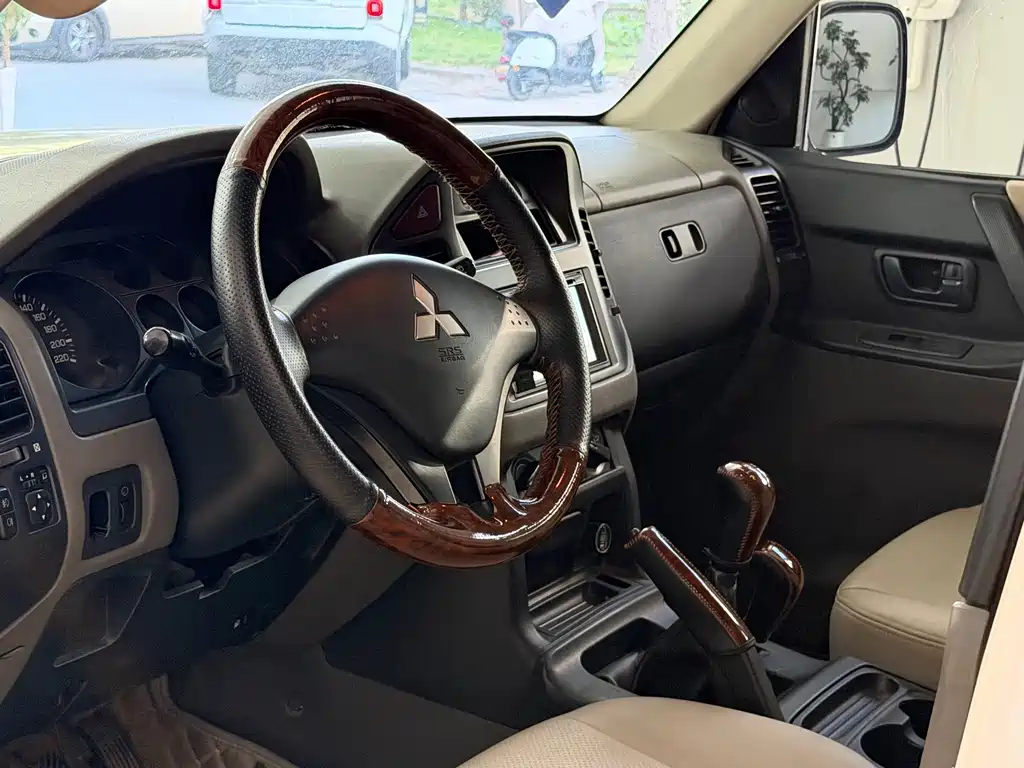 Mitsubishi Pajero — миниатюра 4