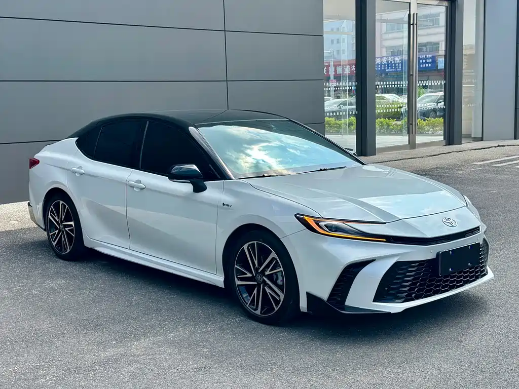 Toyota Camry — миниатюра 3