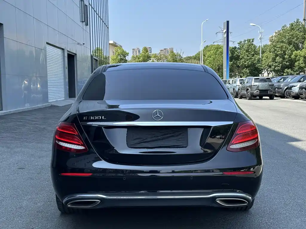Mercedes-Benz E-Class — миниатюра 13