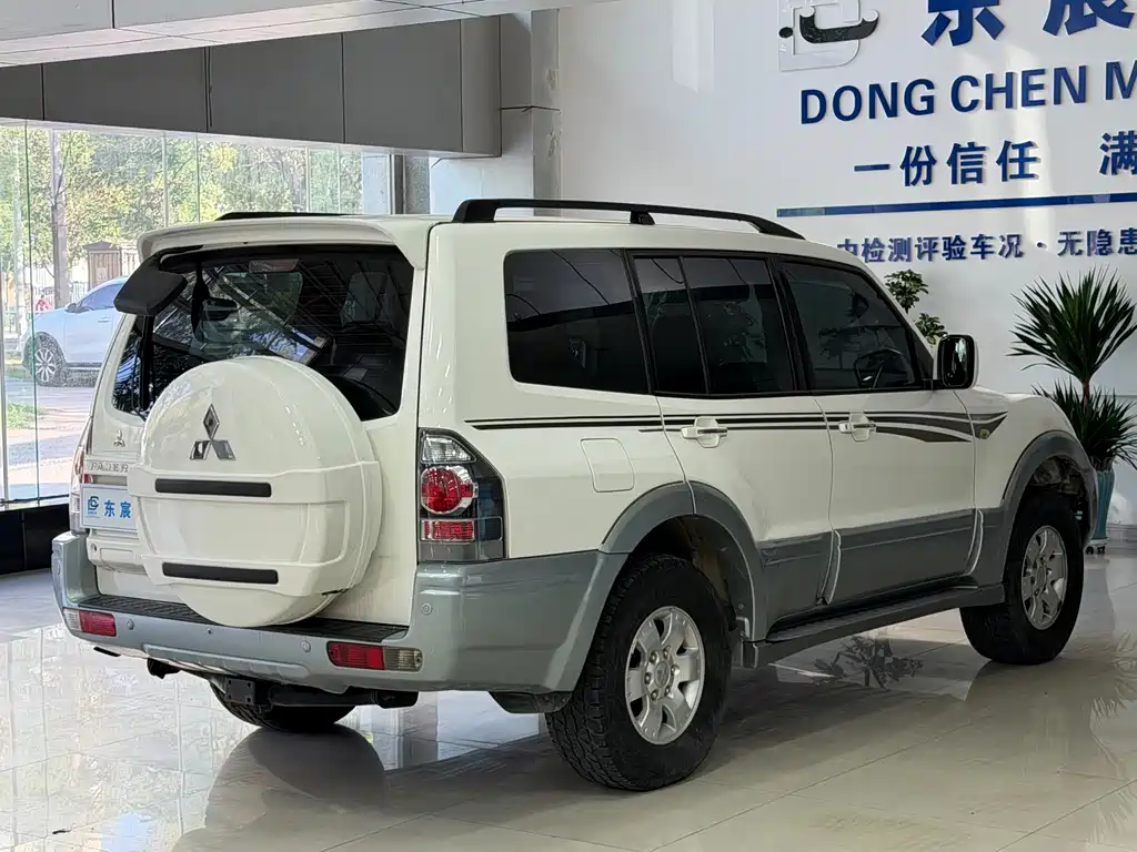 Mitsubishi Pajero — миниатюра 9