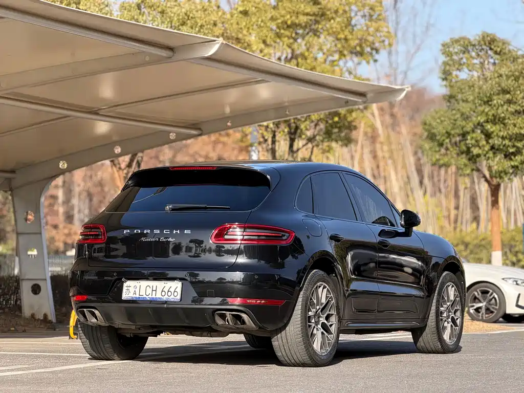 PORSCHE MACAN