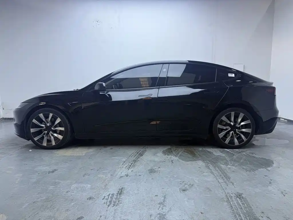 Tesla Model 3 — миниатюра 5