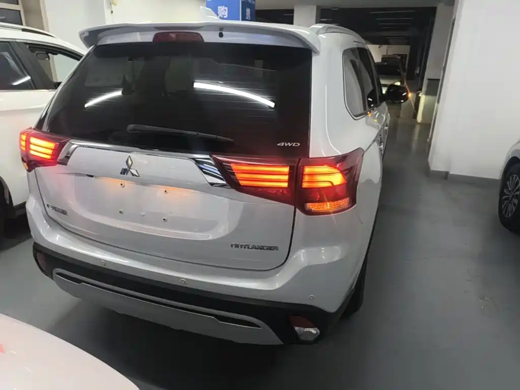 Mitsubishi Outlander — миниатюра 8
