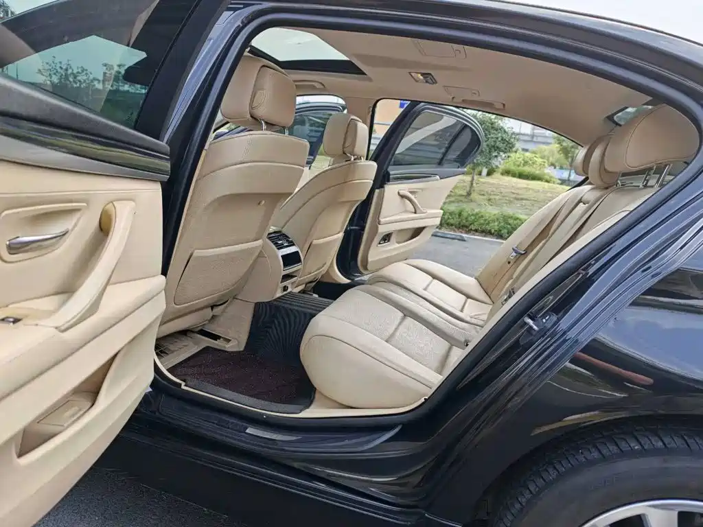 BMW 5 Series — миниатюра 7