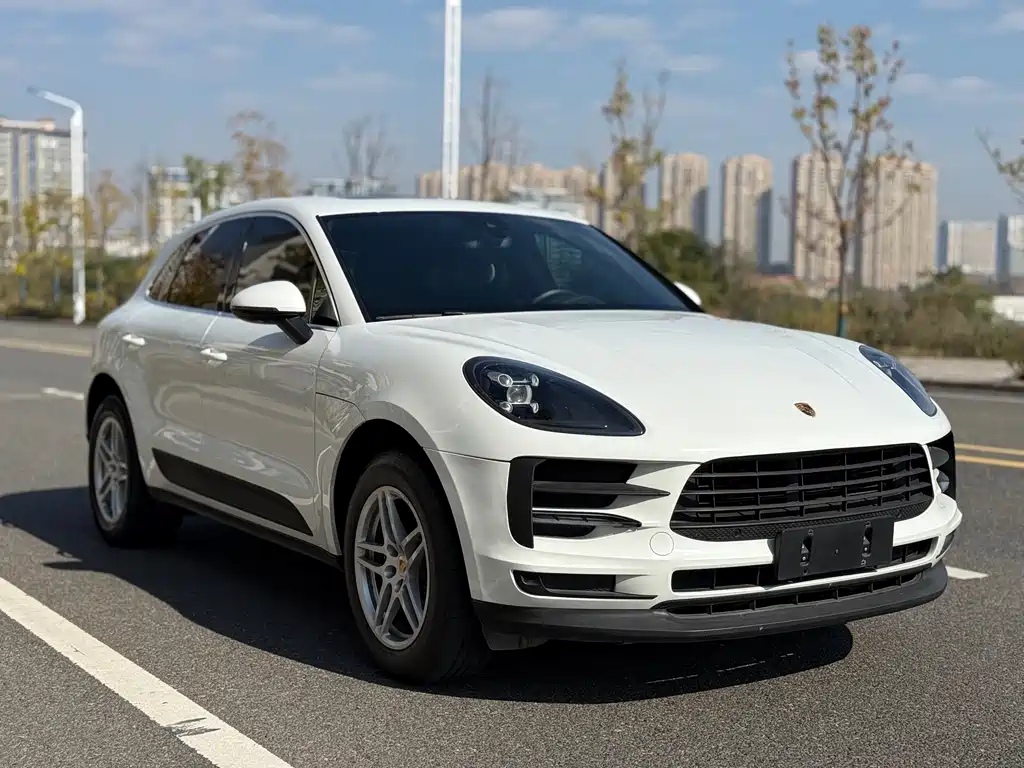 PORSCHE MACAN