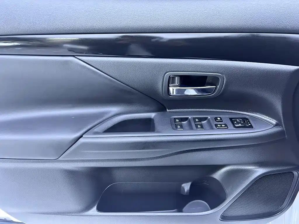 Mitsubishi Outlander — миниатюра 10