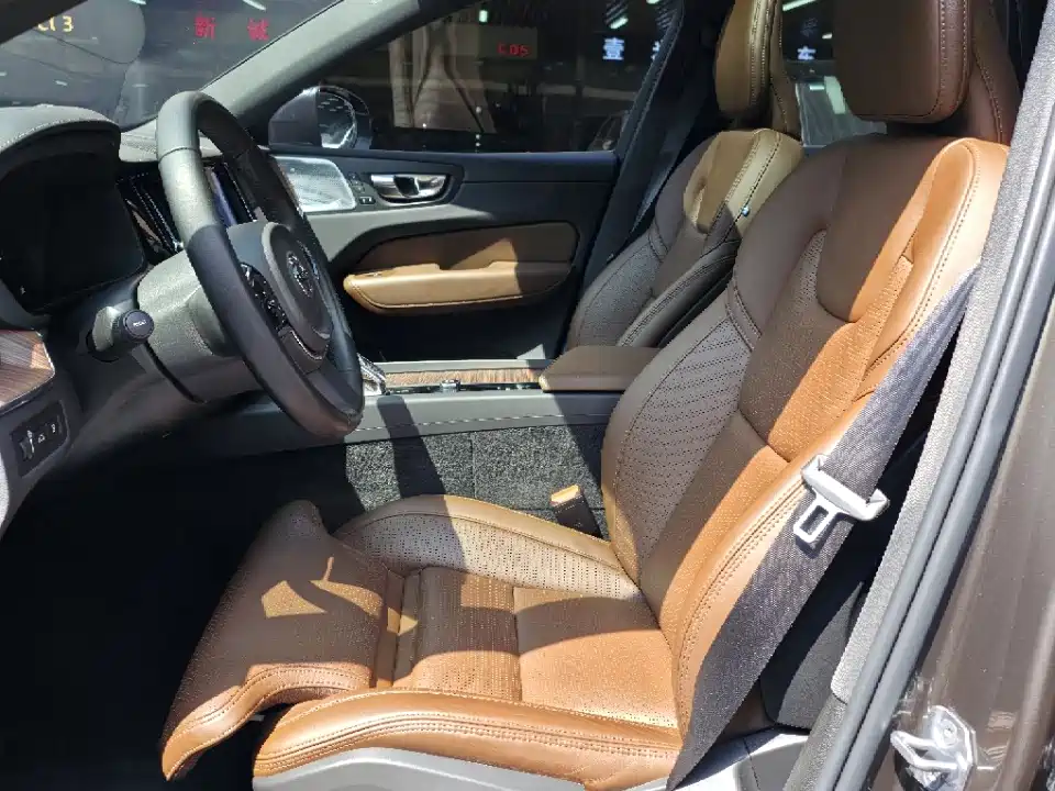 Volvo XC60 PHEV — миниатюра 7