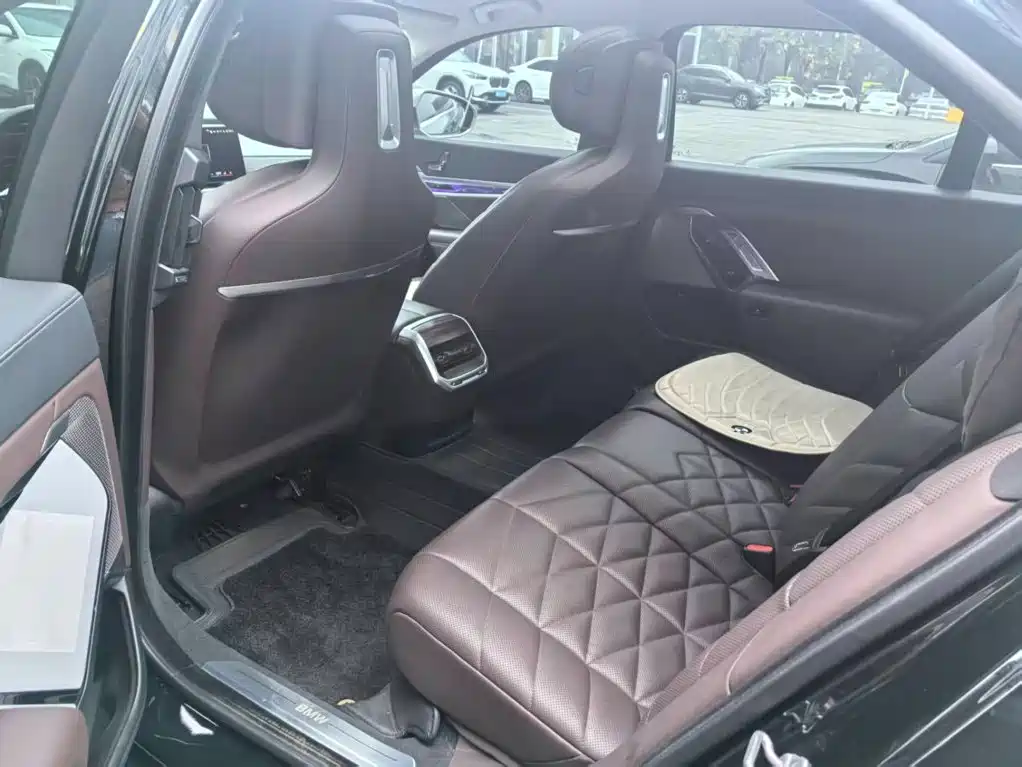BMW 7 Series — миниатюра 6