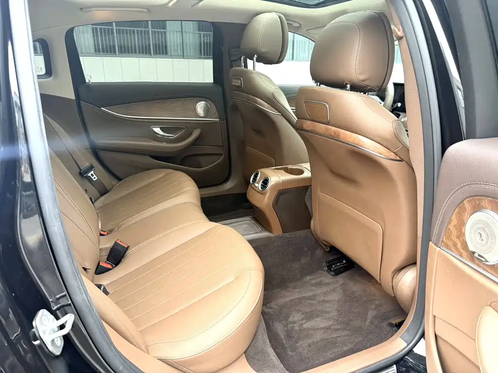 Mercedes-Benz E-Class — миниатюра 11