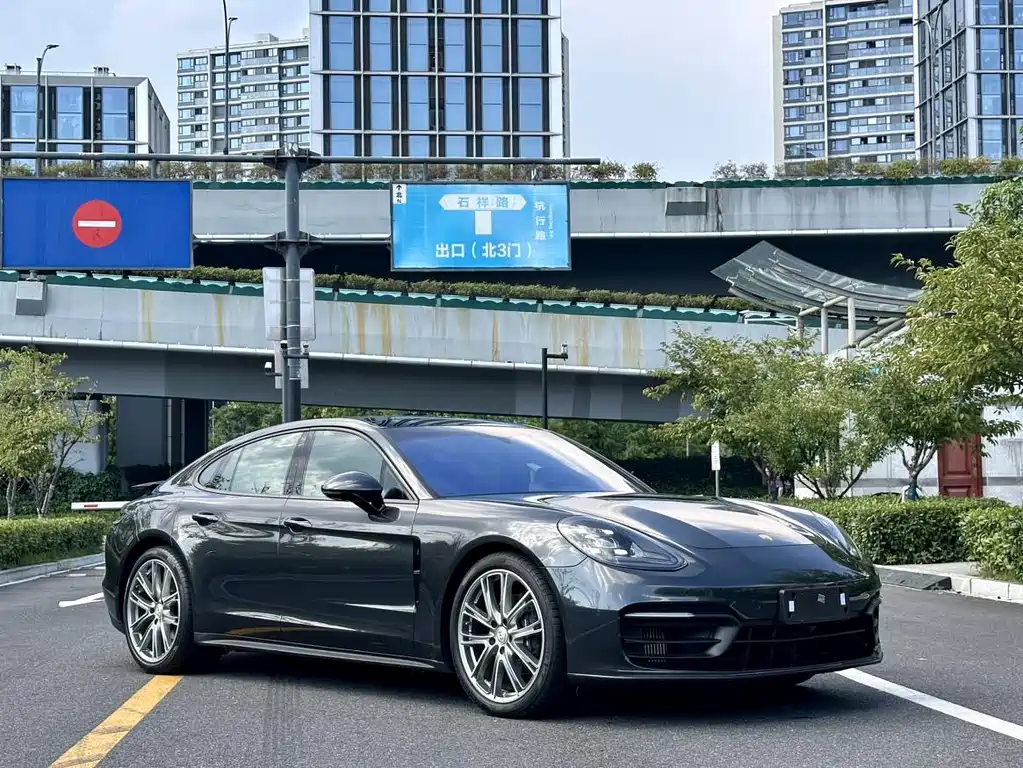 PORSCHE PANAMERA
