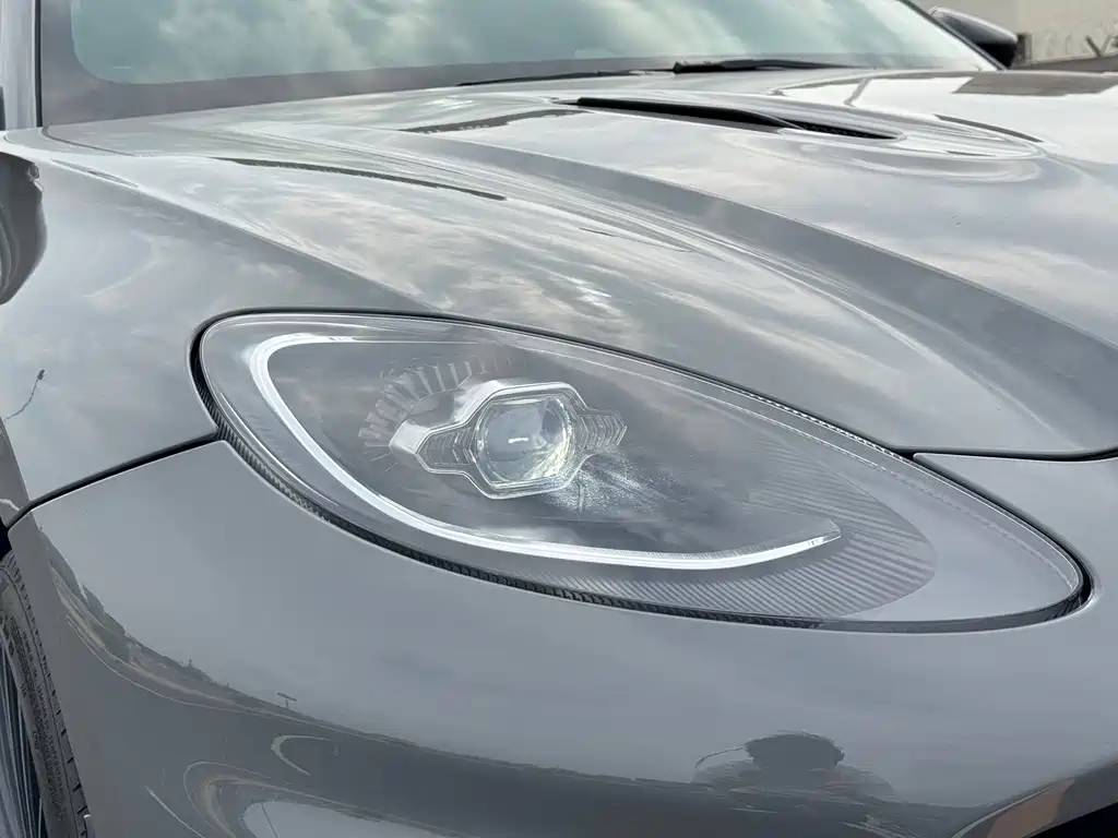 Aston Martin DBX 2025 4.0T V8 707