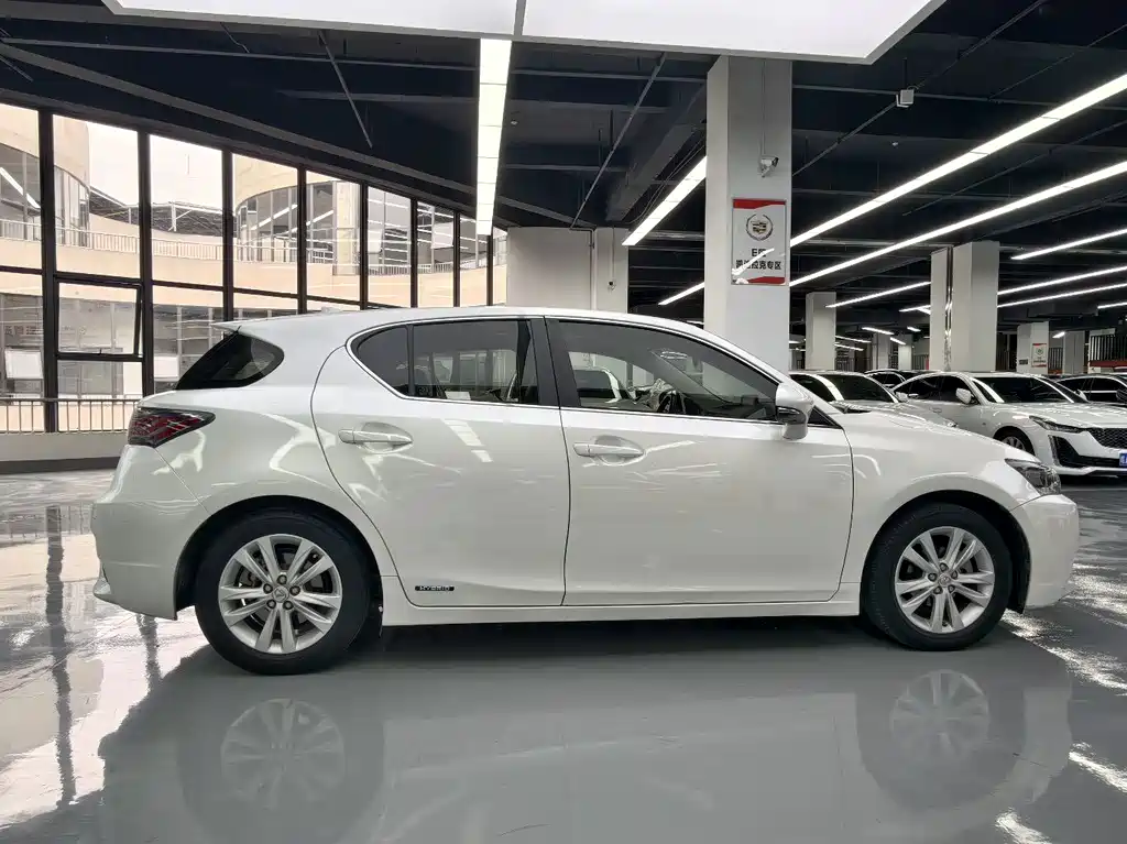 Lexus CT — миниатюра 13