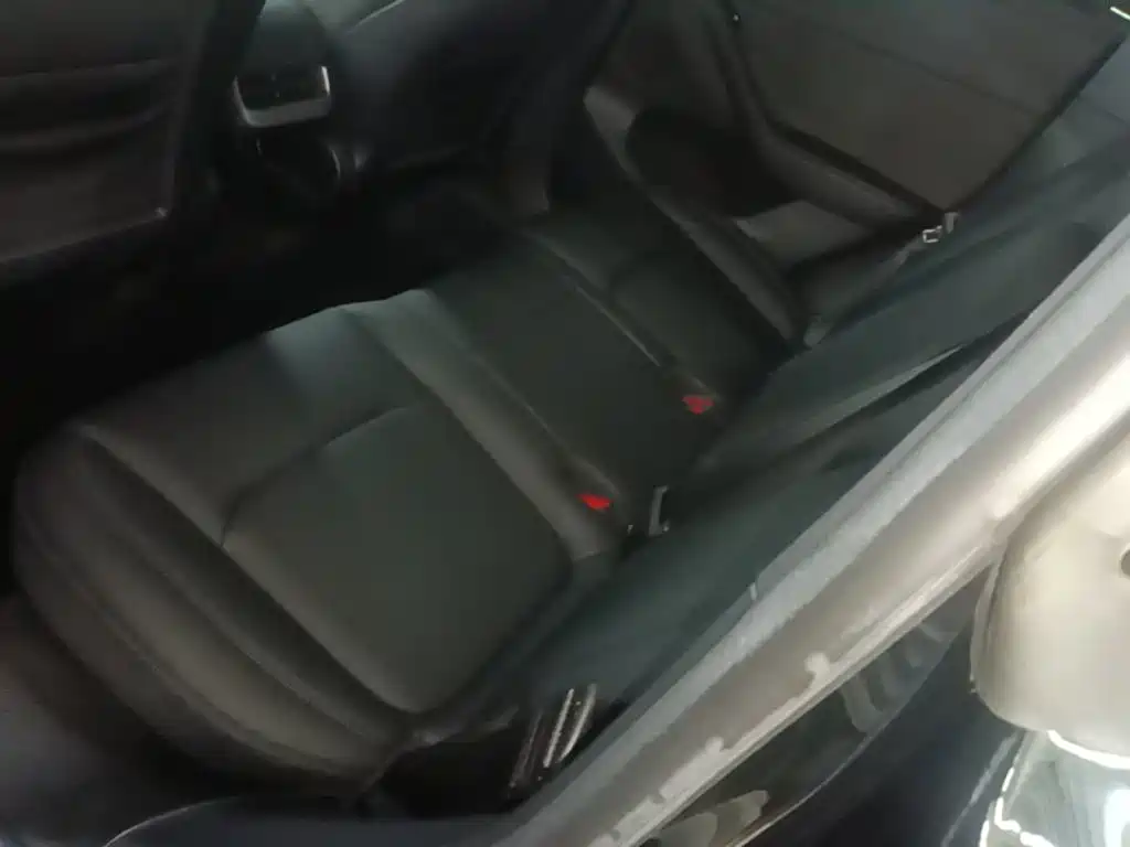 Tesla Model Y — миниатюра 17