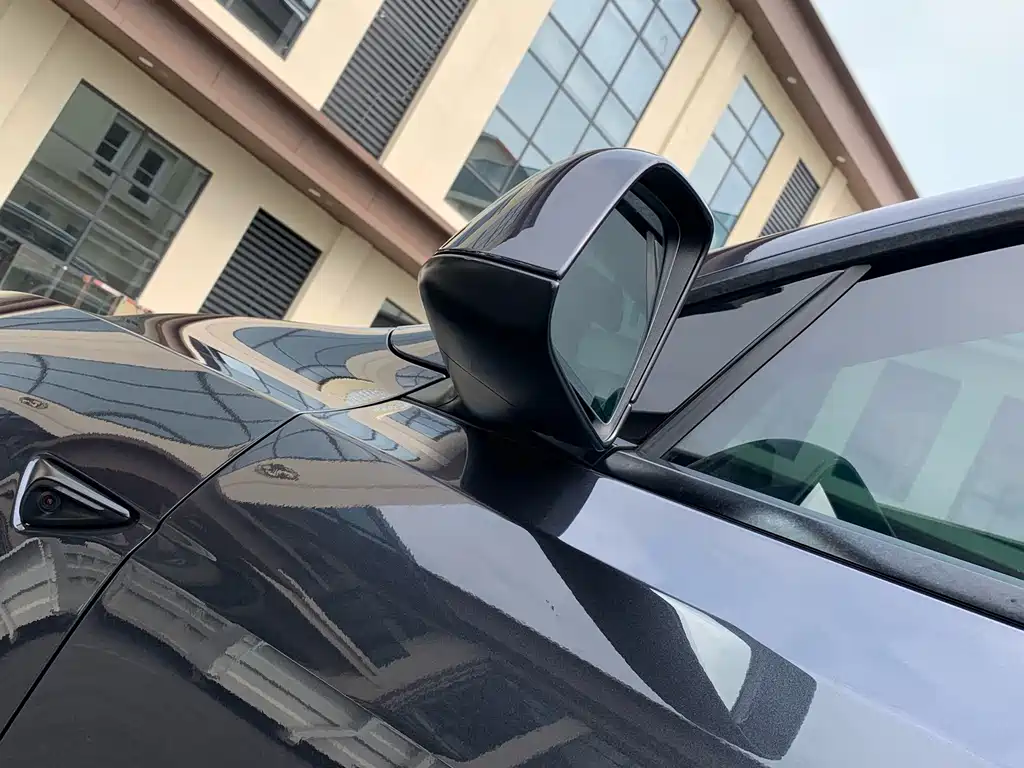 Tesla Model Y — миниатюра 10