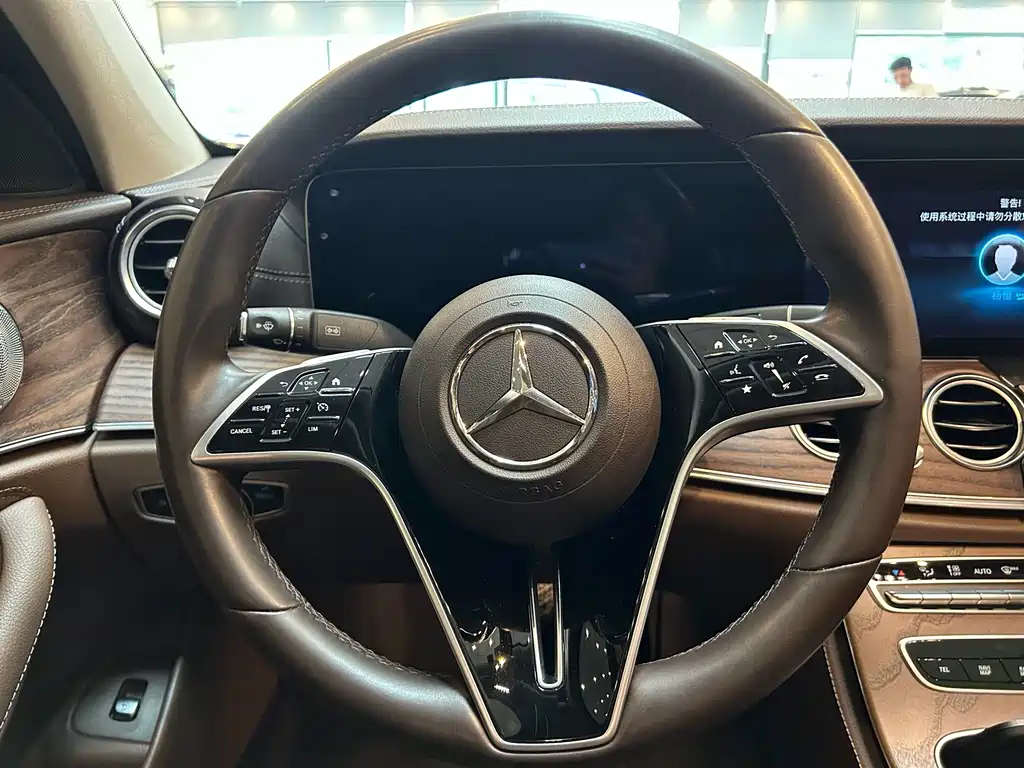 Mercedes-Benz E-Class — миниатюра 10