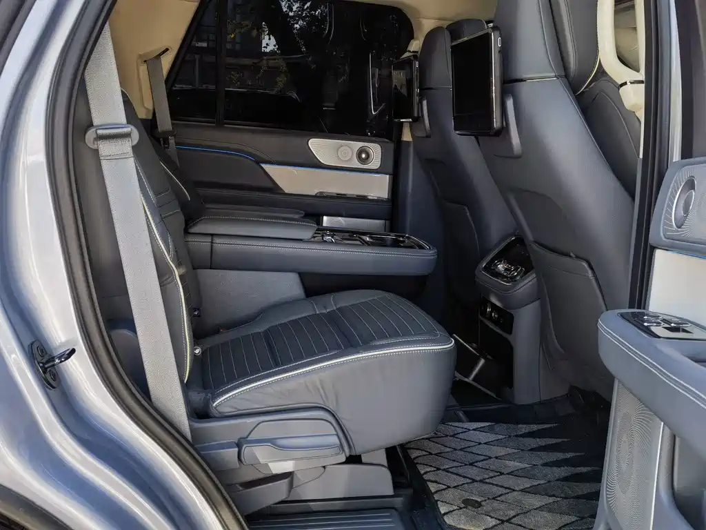 Lincoln Navigator — миниатюра 11
