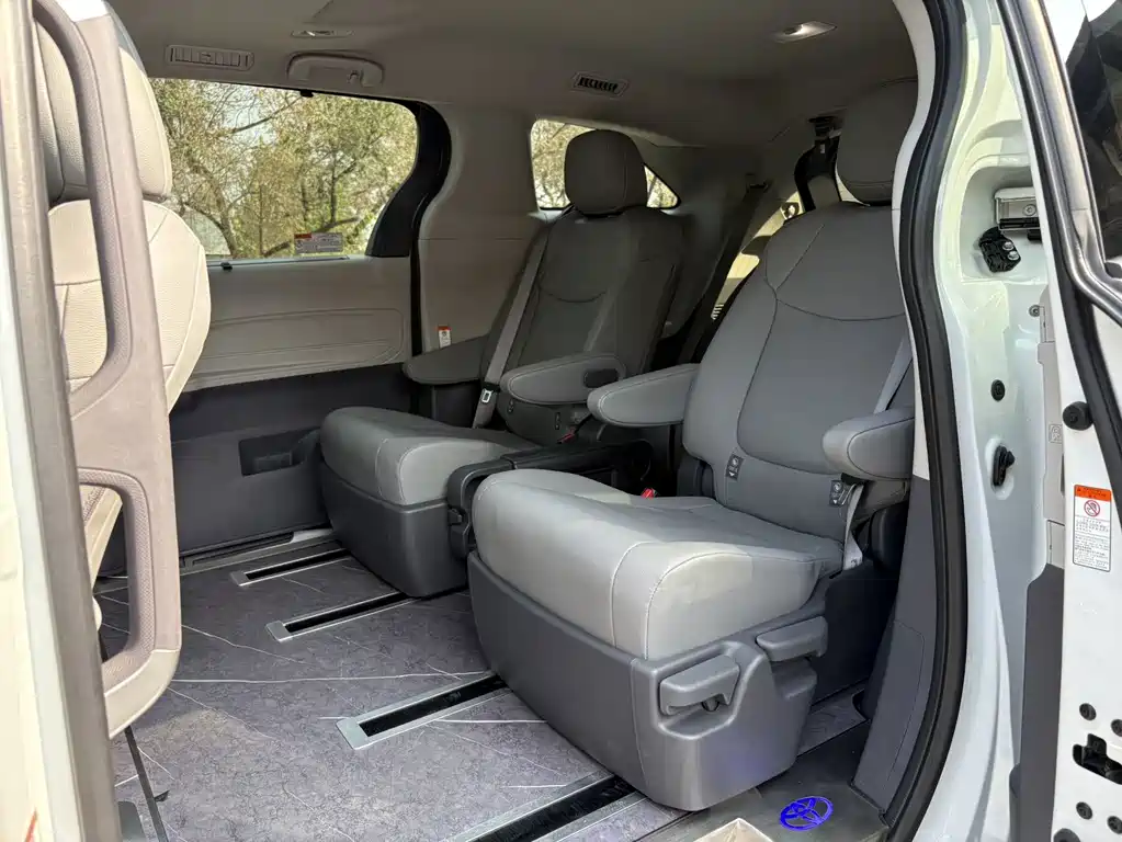 Toyota Granvia — миниатюра 8