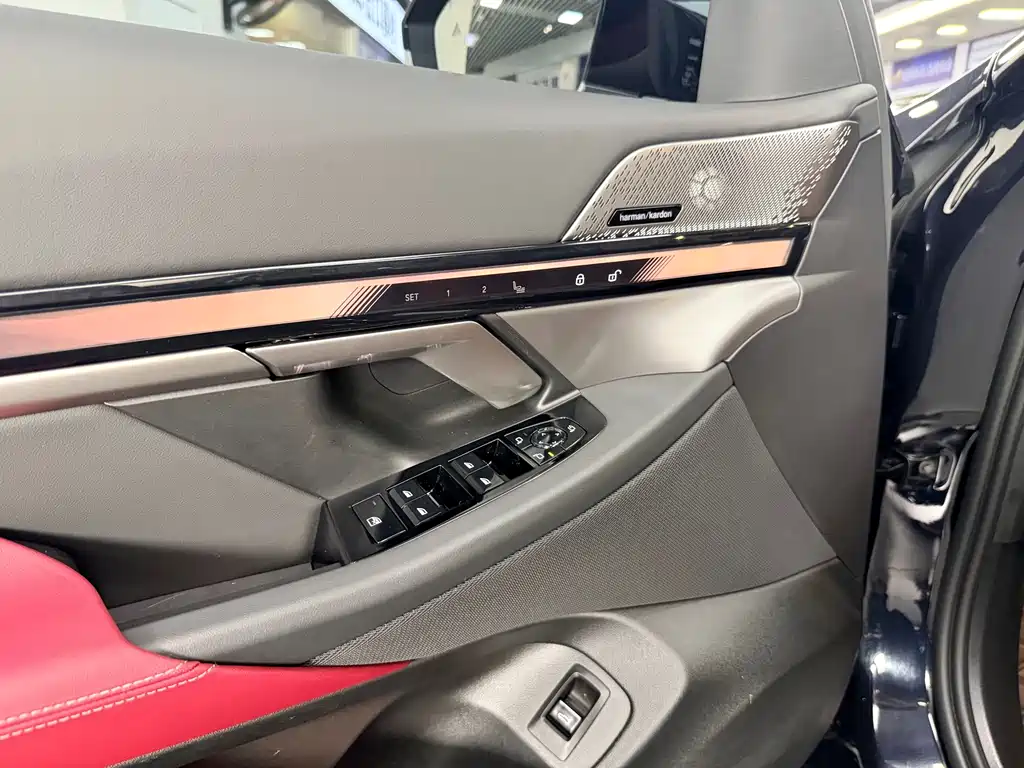 BMW 5 Series — миниатюра 7