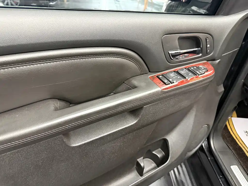 Cadillac Escalade — миниатюра 12