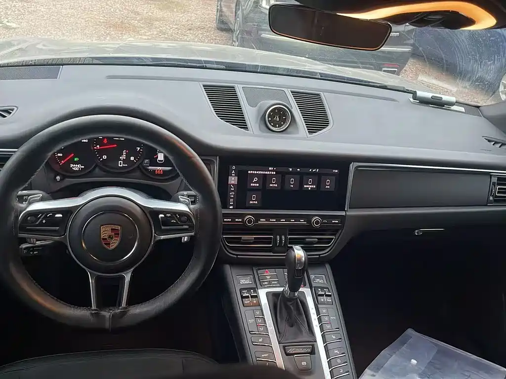 Porsche Macan — миниатюра 3