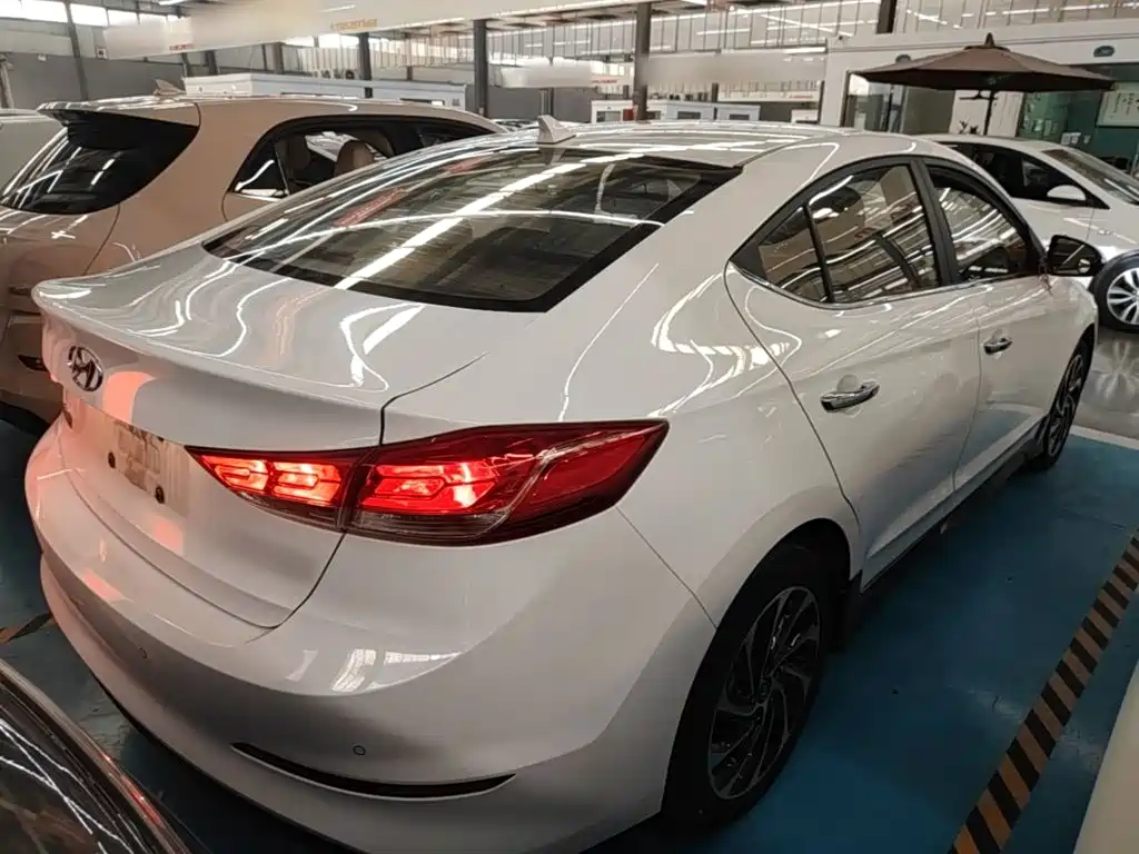 Hyundai Elantra — миниатюра 7