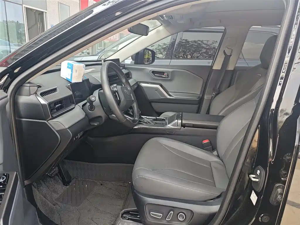 Toyota RAV4 — миниатюра 4