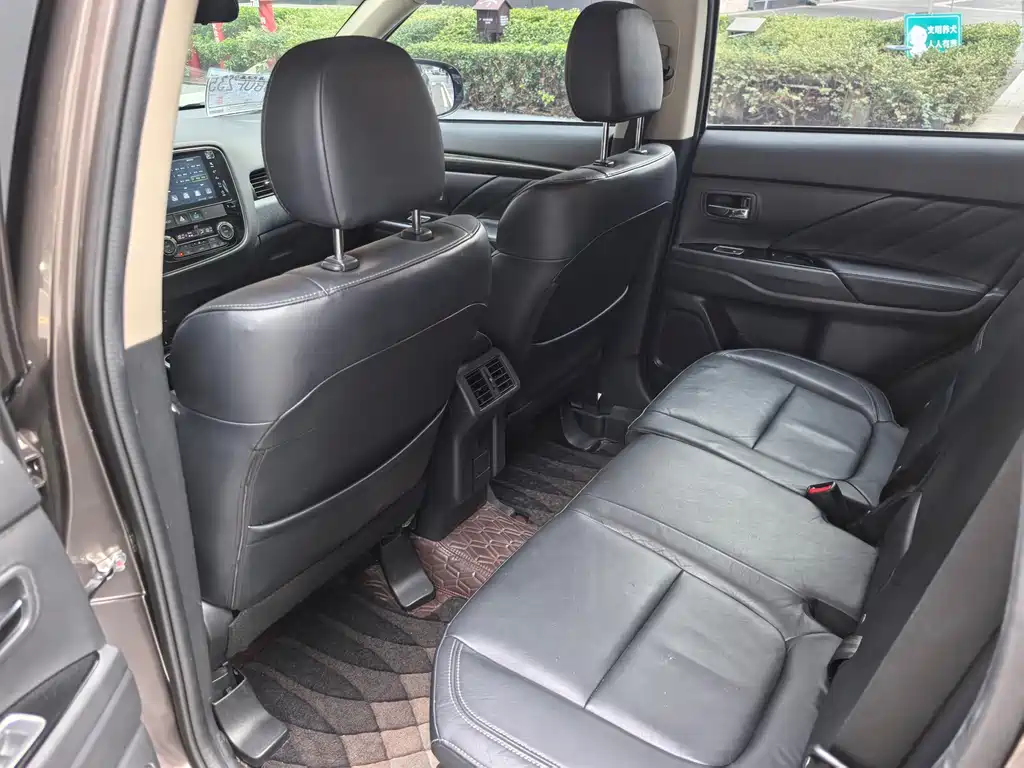 MITSUBISHI OUTLANDER