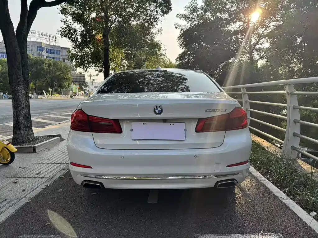 BMW 5 Series — миниатюра 8