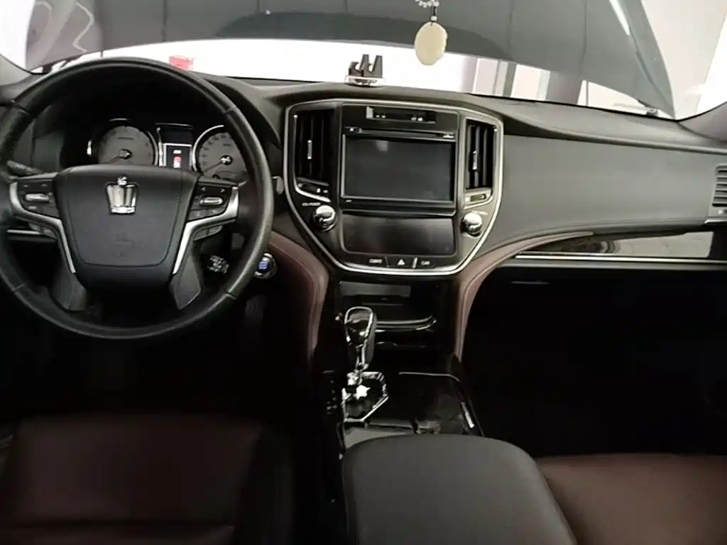 Toyota Crown — миниатюра 11