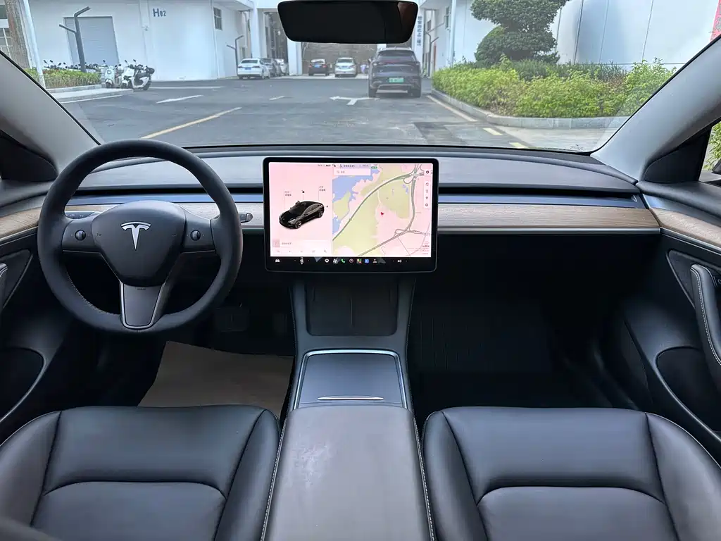 Tesla Model 3 — миниатюра 15